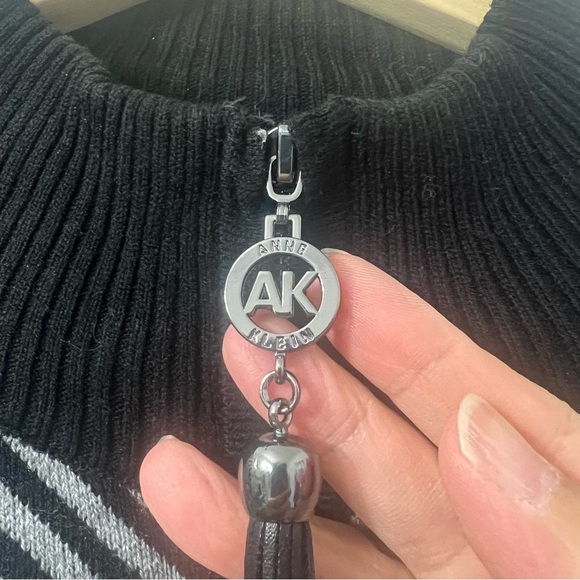 ANNE KLEIN Zip Front Cape/Poncho Black/Grey with Zipper and Emblem Size Small - Picture 4 of 9